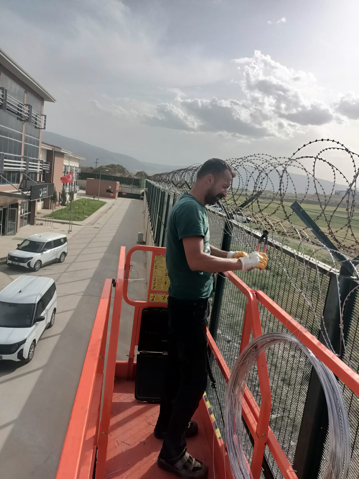 Kütahya Geri Gönderme Merkezi, Güvenlik Önlemi Jiletli Tel, Banyo Havalandırma Meşleri, Avlu Havalandırma, Merdiven Korkulukları ve Çatı Menfez Güçlendirilmesi